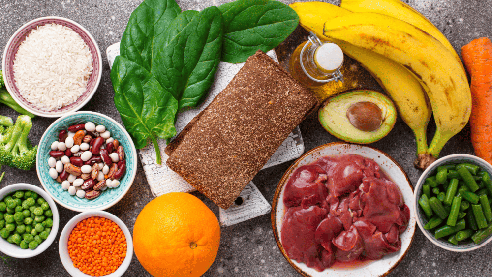 Durante a gestação, a alimentação saudável e equilibrada desempenha um papel vital no desenvolvimento do bebê e na saúde da mãe. Entre os nutrientes mais importantes está o ácido fólico, também conhecido como vitamina B9.