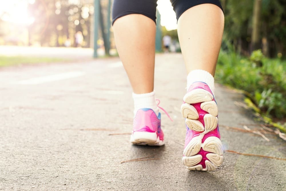 A caminhada é uma excelente forma de exercício cardiovascular suave para gestantes. Pode ser realizada em qualquer lugar, sem a necessidade de equipamentos especiais, e tem baixo impacto nas articulações. Incorporar caminhadas diárias de 30 minutos pode ajudar a melhorar a circulação sanguínea e manter o coração saudável. 