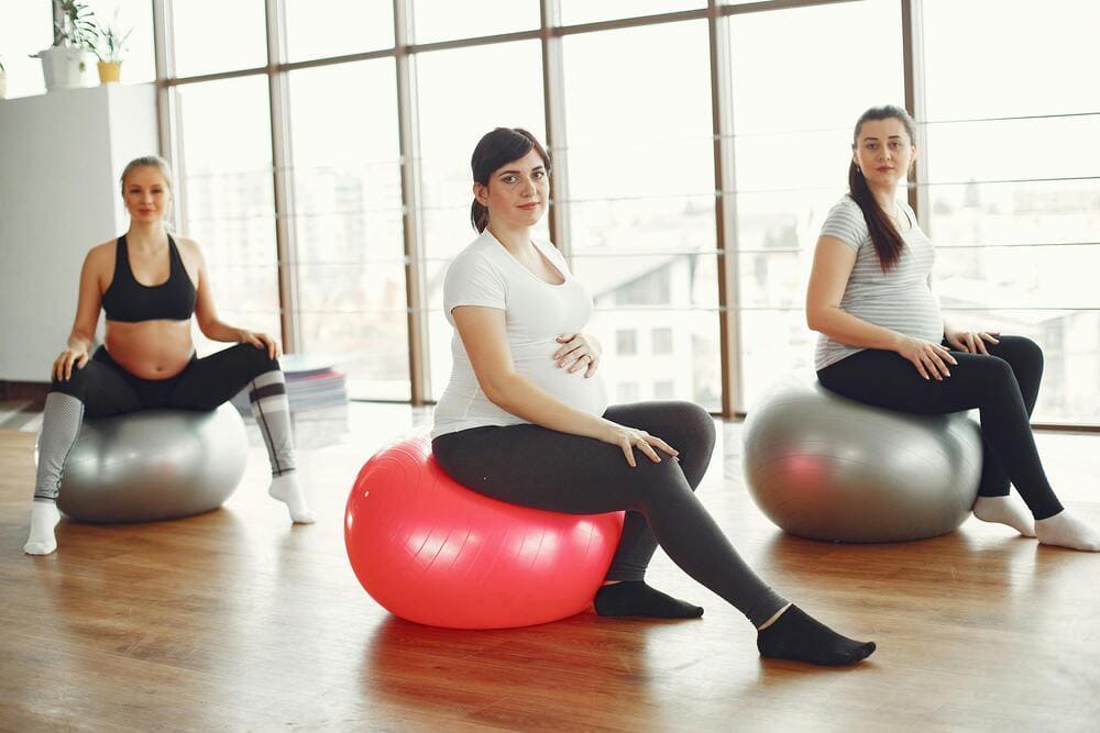 Pilates para gestantes é uma escolha popular para fortalecer o núcleo e melhorar a flexibilidade. Os exercícios são projetados para suportar as mudanças do corpo durante a gravidez, focando no fortalecimento dos músculos abdominais e do assoalho pélvico, essenciais para suportar o peso adicional do bebê. 