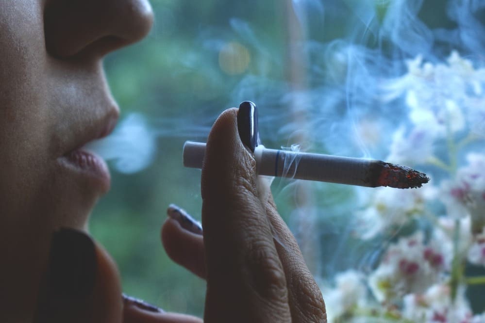 Durante a gravidez, é crucial evitar substâncias que possam prejudicar o desenvolvimento do bebê. O consumo de álcool, tabaco e drogas ilícitas está associado a riscos significativos, como malformações congênitas, baixo peso ao nascer e problemas de desenvolvimento. 