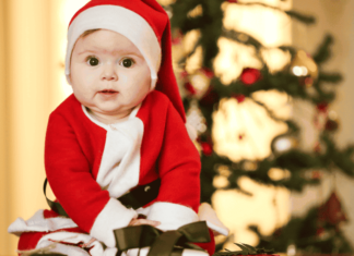 Como Planejar um Natal com crianças? Decorar a casa é uma das partes mais emocionantes do Natal, mas quando há crianças pequenas, a segurança vem em primeiro lugar. Por isso, opte por enfeites que não sejam quebráveis, como bolas de Natal de tecido ou de plástico. Luzes pisca-pisca são mágicas para os pequenos, mas certifique-se de que estejam bem presas e fora do alcance deles. Nesse sentido, incluir as crianças nesse momento é muito especial. Assim, deixe que elas coloquem enfeites na árvore (em locais mais baixos, por segurança) e crie um espaço para que elas decorem um cantinho especial com seus próprios desenhos ou criações.