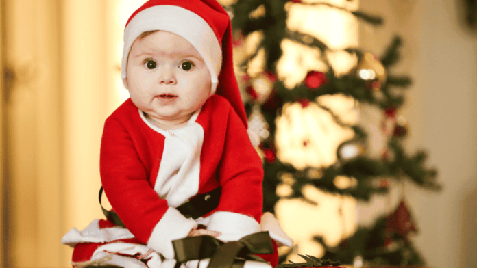 Decorar a casa é uma das partes mais emocionantes do Natal, mas quando há crianças pequenas, a segurança vem em primeiro lugar. Por isso, opte por enfeites que não sejam quebráveis, como bolas de Natal de tecido ou de plástico. Luzes pisca-pisca são mágicas para os pequenos, mas certifique-se de que estejam bem presas e fora do alcance deles. Nesse sentido, incluir as crianças nesse momento é muito especial.  Assim, deixe que elas coloquem enfeites na árvore (em locais mais baixos, por segurança) e crie um espaço para que elas decorem um cantinho especial com seus próprios desenhos ou criações.