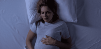 Insônia na gravidez – Como vencer? A insônia na gravidez pode parecer um mistério, mas há razões claras para seu surgimento. Primeiramente, as mudanças hormonais desempenham um papel crucial. Durante a gestação, os níveis de progesterona e estrogênio aumentam significativamente, o que pode afetar a qualidade do sono. Esses hormônios podem fazer com que você sinta mais calor à noite e leve a um sono mais agitado.