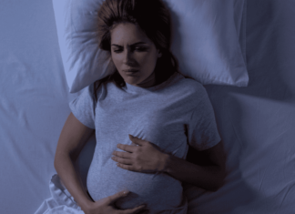 Insônia na gravidez – Como vencer? A insônia na gravidez pode parecer um mistério, mas há razões claras para seu surgimento. Primeiramente, as mudanças hormonais desempenham um papel crucial. Durante a gestação, os níveis de progesterona e estrogênio aumentam significativamente, o que pode afetar a qualidade do sono. Esses hormônios podem fazer com que você sinta mais calor à noite e leve a um sono mais agitado.