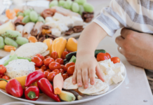 Cardápio de um bebê de 1 ano – Como fazer? Montar um cardápio de um bebê de 1 ano pode parecer uma tarefa desafiadora, mas também é uma oportunidade incrível de introduzir o seu pequeno a um mundo de sabores e texturas