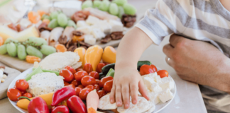 Cardápio de um bebê de 1 ano – Como fazer? Montar um cardápio de um bebê de 1 ano pode parecer uma tarefa desafiadora, mas também é uma oportunidade incrível de introduzir o seu pequeno a um mundo de sabores e texturas