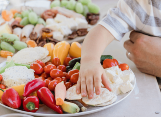 Cardápio de um bebê de 1 ano – Como fazer? Montar um cardápio de um bebê de 1 ano pode parecer uma tarefa desafiadora, mas também é uma oportunidade incrível de introduzir o seu pequeno a um mundo de sabores e texturas