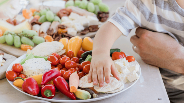 Montar um cardápio de um bebê de 1 ano pode parecer uma tarefa desafiadora, mas também é uma oportunidade incrível de introduzir o seu pequeno a um mundo de sabores e texturas