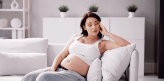 Fadiga na Gravidez: Como Lidar com o Cansaço? A fadiga na gravidez pode ser atribuída a várias causas comuns. Uma das principais razões é a drástica mudança hormonal que ocorre no corpo da mulher. Dessa forma, o aumento na produção de progesterona, um hormônio essencial para manter a gravidez, pode provocar sonolência e cansaço exagerado. Além disso, o corpo está trabalhando ativamente para sustentar o crescimento do bebê, o que aumenta o gasto energético.