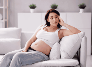 Fadiga na Gravidez: Como Lidar com o Cansaço? A fadiga na gravidez pode ser atribuída a várias causas comuns. Uma das principais razões é a drástica mudança hormonal que ocorre no corpo da mulher. Dessa forma, o aumento na produção de progesterona, um hormônio essencial para manter a gravidez, pode provocar sonolência e cansaço exagerado. Além disso, o corpo está trabalhando ativamente para sustentar o crescimento do bebê, o que aumenta o gasto energético.