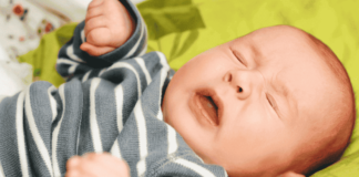 Bebê Espirrando Muito: O que fazer? Se o seu bebê espirra mais durante a noite, o ambiente pode ser o principal culpado. Poeira acumulada no quarto, lençóis não trocados com frequência ou até a temperatura do ambiente podem causar irritações nas vias respiratórias. Além disso, o refluxo silencioso, comum em bebês, também pode ser uma causa. Sendo assim, observar esses fatores e ajustá-los pode ajudar a reduzir os espirros noturnos.