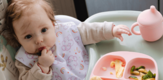Desmame: Como tirar o bebê do leite materno? O desmame é o processo de retirar gradualmente o bebê do leite materno, introduzindo outros alimentos no seu regime alimentar. Entretanto, este processo pode variar de acordo com a idade e as necessidades do seu bebê. Dessa forma, é importante lembrar que cada criança é única e as abordagens podem variar. Introduzir novos alimentos nem sempre significa parar completamente a amamentação de imediato. Por isso, muitas mães optam por uma abordagem combinada, onde continuam a amamentar enquanto introduzem alimentos sólidos.