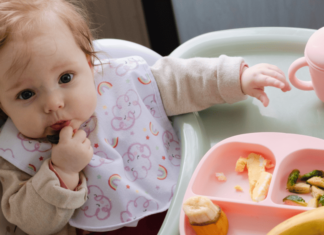 Desmame: Como tirar o bebê do leite materno? O desmame é o processo de retirar gradualmente o bebê do leite materno, introduzindo outros alimentos no seu regime alimentar. Entretanto, este processo pode variar de acordo com a idade e as necessidades do seu bebê. Dessa forma, é importante lembrar que cada criança é única e as abordagens podem variar. Introduzir novos alimentos nem sempre significa parar completamente a amamentação de imediato. Por isso, muitas mães optam por uma abordagem combinada, onde continuam a amamentar enquanto introduzem alimentos sólidos.