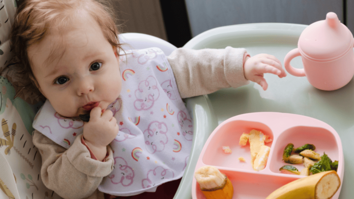 O desmame é o processo de retirar gradualmente o bebê do leite materno, introduzindo outros alimentos no seu regime alimentar. Entretanto, este processo pode variar de acordo com a idade e as necessidades do seu bebê. Dessa forma, é importante lembrar que cada criança é única e as abordagens podem variar. Introduzir novos alimentos nem sempre significa parar completamente a amamentação de imediato. Por isso, muitas mães optam por uma abordagem combinada, onde continuam a amamentar enquanto introduzem alimentos sólidos.