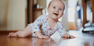 Engatinhar – Quando o bebê começa? Engatinhar é o primeiro método de locomoção independente que um bebê descobre. Este processo ajuda a fortalecer os músculos e a melhorar a coordenação motora. Além disso, o engatinhar promove a exploração, permitindo que o bebê conheça o ambiente ao seu redor de uma forma completamente nova. Ao engatinhar, os bebês desenvolvem também habilidades críticas de resolução de problemas, uma vez que aprendem a lidar com obstáculos e a alcançar os seus objetivos.