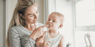 Escovar os Dentes do Bebê: Minha Experiência com Maria Alice A maioria dos pais se pergunta quando devem iniciar a higiene oral dos seus pequenos. Entretanto, a recomendação é começar a escovar os dentes assim que o primeiro dente do bebê aparecer, o que normalmente ocorre por volta dos seis meses de idade. Mesmo antes disso, é uma boa prática limpar suavemente as gengivas do bebê com uma gaze úmida ou um pano macio, para, assim, criar o hábito da higiene oral. A introdução precoce da escovação ajuda a estabelecer uma rotina que o seu filho manterá à medida que cresce. Além disso, ajuda a prevenir a formação de placa bacteriana, que pode causar cáries. É também uma oportunidade para o bebê se acostumar com a sensação de escovar os dentes. Por isso, comece cedo e mantenha a consistência. Isso fará toda a diferença na saúde oral do seu filho a longo prazo.