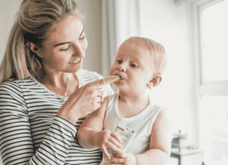 Escovar os Dentes do Bebê: Minha Experiência com Maria Alice A maioria dos pais se pergunta quando devem iniciar a higiene oral dos seus pequenos. Entretanto, a recomendação é começar a escovar os dentes assim que o primeiro dente do bebê aparecer, o que normalmente ocorre por volta dos seis meses de idade. Mesmo antes disso, é uma boa prática limpar suavemente as gengivas do bebê com uma gaze úmida ou um pano macio, para, assim, criar o hábito da higiene oral. A introdução precoce da escovação ajuda a estabelecer uma rotina que o seu filho manterá à medida que cresce. Além disso, ajuda a prevenir a formação de placa bacteriana, que pode causar cáries. É também uma oportunidade para o bebê se acostumar com a sensação de escovar os dentes. Por isso, comece cedo e mantenha a consistência. Isso fará toda a diferença na saúde oral do seu filho a longo prazo.