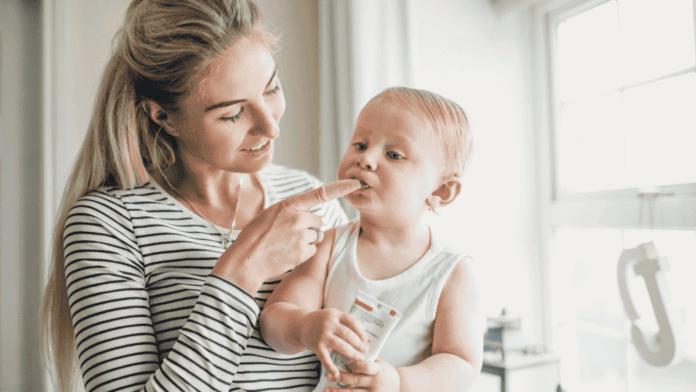 A maioria dos pais se pergunta quando devem iniciar a higiene oral dos seus pequenos. Entretanto, a recomendação é começar a escovar os dentes assim que o primeiro dente do bebê aparecer, o que normalmente ocorre por volta dos seis meses de idade. Mesmo antes disso, é uma boa prática limpar suavemente as gengivas do bebê com uma gaze úmida ou um pano macio, para, assim, criar o hábito da higiene oral. A introdução precoce da escovação ajuda a estabelecer uma rotina que o seu filho manterá à medida que cresce. Além disso, ajuda a prevenir a formação de placa bacteriana, que pode causar cáries. É também uma oportunidade para o bebê se acostumar com a sensação de escovar os dentes. Por isso, comece cedo e mantenha a consistência. Isso fará toda a diferença na saúde oral do seu filho a longo prazo.