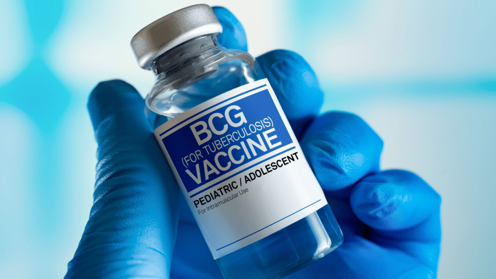 Desde a sua introdução em 1921, a vacina BCG tem sido amplamente utilizada em países onde a tuberculose é prevalente.

No Brasil, a BCG é parte do calendário básico de vacinação, sendo crucial para a saúde pública e pessoal do bebê. A proteção que ela oferece se torna um alicerce na saúde da criança, garantindo, assim, uma base sólida para o futuro do seu bebê.