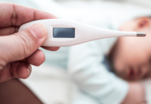 Bebê resfriado – Como cuidar da criança? Alguns sintomas de resfriado em Bebês podem incluir: Coriza ou nariz entupido; Tosse; Espirros; Febre baixa (geralmente abaixo de 38°C); Irritação ou choro; Dificuldade para dormir; Perda de apetite.