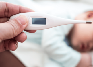 Bebê resfriado – Como cuidar da criança? Alguns sintomas de resfriado em Bebês podem incluir: Coriza ou nariz entupido; Tosse; Espirros; Febre baixa (geralmente abaixo de 38°C); Irritação ou choro; Dificuldade para dormir; Perda de apetite.