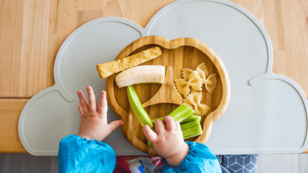 Montar um cardápio para um bebê de 1 ano com alergias alimentares pode exigir um pouco mais de atenção e criatividade, mas é perfeitamente possível. Primeiro, é essencial identificar quais alimentos provocam alergias e evitá-los.