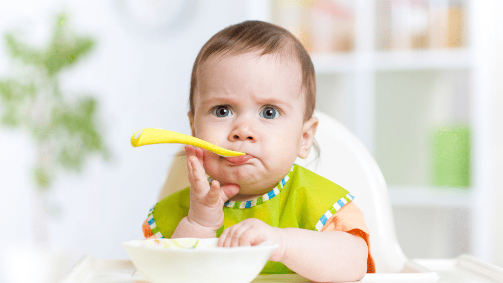 Evite o uso de temperos fortes e sal nas papinhas. O paladar do bebê é sensível, e os alimentos naturais já oferecem sabor suficiente. Além disso, o excesso de sal pode ser prejudicial à saúde do bebê.

A textura das papinhas deve ser cuidadosamente ajustada. No início, amasse ou bata os alimentos até obter uma consistência homogênea.

E então,  á medida que o bebê se acostuma com os sólidos, você pode introduzir texturas mais grossas para ajudá-lo a desenvolver habilidades de mastigação.