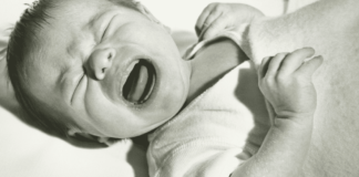 Crise dos 3 Meses – Como passar por isso? Os primeiros meses da vida de um bebê são como uma montanha-russa cheia de emoções, desafios e descobertas. Quando o bebê chega ao marco dos três meses, muitos pais se deparam com uma fase de transição marcada por mudanças significativas no comportamento do pequeno. Conhecida como a "Crise dos 3 Meses", esta etapa é uma parte natural e importante do desenvolvimento infantil. Dessa forma, querida mamãe, se você está se perguntando o que é essa fase e como pode ajudar seu bebê, leia esse artigo até o final, para aprender sobre isso e saber como lidar com o seu bebezinho.