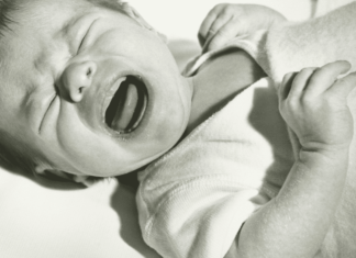 Crise dos 3 Meses – Como passar por isso? Os primeiros meses da vida de um bebê são como uma montanha-russa cheia de emoções, desafios e descobertas. Quando o bebê chega ao marco dos três meses, muitos pais se deparam com uma fase de transição marcada por mudanças significativas no comportamento do pequeno. Conhecida como a "Crise dos 3 Meses", esta etapa é uma parte natural e importante do desenvolvimento infantil. Dessa forma, querida mamãe, se você está se perguntando o que é essa fase e como pode ajudar seu bebê, leia esse artigo até o final, para aprender sobre isso e saber como lidar com o seu bebezinho.