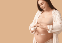 Como evitar estrias na gravidez – Minha experiência Estrias são linhas visíveis que aparecem na pele quando ela se estica rapidamente. Durante a gravidez, o corpo da mulher sofre um crescimento rápido, especialmente na área do abdómen, seios e coxas. Assim, este estiramento rápido pode causar rupturas na camada de derme, resultando em estrias. Normalmente, as estrias começam como linhas avermelhadas ou roxas que, com o tempo, podem clarear e tornar-se menos visíveis. No entanto, é importante lembrar que elas podem surgir em qualquer fase da gravidez, mas são mais comuns no segundo e terceiro trimestres. É vital entender que as estrias são uma parte natural da gravidez. Embora algumas pessoas possam estar mais predispostas a desenvolvê-las devido a fatores genéticos, existem maneiras de cuidar da pele para ajudar a minimizar o seu aparecimento e melhorar a elasticidade.