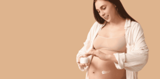 Como evitar estrias na gravidez – Minha experiência Estrias são linhas visíveis que aparecem na pele quando ela se estica rapidamente. Durante a gravidez, o corpo da mulher sofre um crescimento rápido, especialmente na área do abdómen, seios e coxas. Assim, este estiramento rápido pode causar rupturas na camada de derme, resultando em estrias. Normalmente, as estrias começam como linhas avermelhadas ou roxas que, com o tempo, podem clarear e tornar-se menos visíveis. No entanto, é importante lembrar que elas podem surgir em qualquer fase da gravidez, mas são mais comuns no segundo e terceiro trimestres. É vital entender que as estrias são uma parte natural da gravidez. Embora algumas pessoas possam estar mais predispostas a desenvolvê-las devido a fatores genéticos, existem maneiras de cuidar da pele para ajudar a minimizar o seu aparecimento e melhorar a elasticidade.