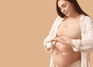 Como evitar estrias na gravidez – Minha experiência Estrias são linhas visíveis que aparecem na pele quando ela se estica rapidamente. Durante a gravidez, o corpo da mulher sofre um crescimento rápido, especialmente na área do abdómen, seios e coxas. Assim, este estiramento rápido pode causar rupturas na camada de derme, resultando em estrias. Normalmente, as estrias começam como linhas avermelhadas ou roxas que, com o tempo, podem clarear e tornar-se menos visíveis. No entanto, é importante lembrar que elas podem surgir em qualquer fase da gravidez, mas são mais comuns no segundo e terceiro trimestres. É vital entender que as estrias são uma parte natural da gravidez. Embora algumas pessoas possam estar mais predispostas a desenvolvê-las devido a fatores genéticos, existem maneiras de cuidar da pele para ajudar a minimizar o seu aparecimento e melhorar a elasticidade.