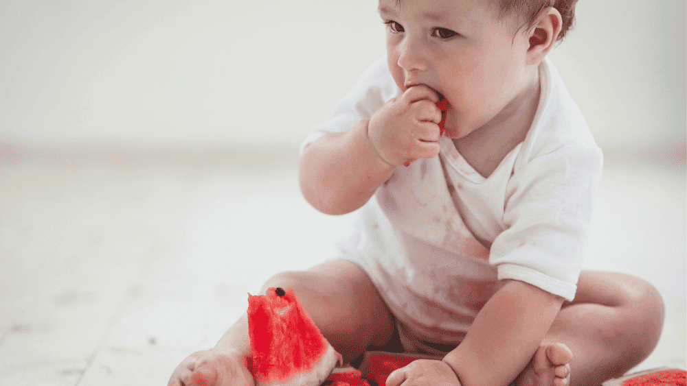 O desmame é o processo de retirar gradualmente o bebê do leite materno, introduzindo outros alimentos no seu regime alimentar.

Entretanto, este processo pode variar de acordo com a idade e as necessidades do seu bebê. Dessa forma, é importante lembrar que cada criança é única e as abordagens podem variar.

Introduzir novos alimentos nem sempre significa parar completamente a amamentação de imediato. Por isso, muitas mães optam por uma abordagem combinada, onde continuam a amamentar enquanto introduzem alimentos sólidos.