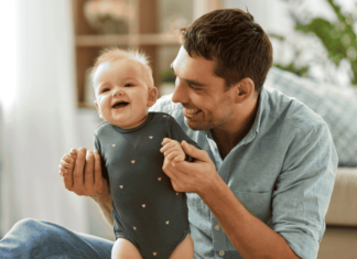 Paternidade Ativa – Impacto no Desenvolvimento do Bebê O envolvimento ativo do pai não só fortalece o vínculo emocional com o bebê, como também traz benefícios duradouros para o desenvolvimento emocional da criança. Quando os pais participam ativamente nos cuidados diários, existe uma conexão mais profunda que ajuda o bebê a sentir-se seguro e amado. Dessa forma, este vínculo é essencial para o crescimento de uma criança confiante e emocionalmente saudável. Os primeiros gestos de carinho, como, por exemplo: segurar o bebê, falar com ele e responder às suas necessidades, criam uma base sólida para uma relação de confiança e amor.