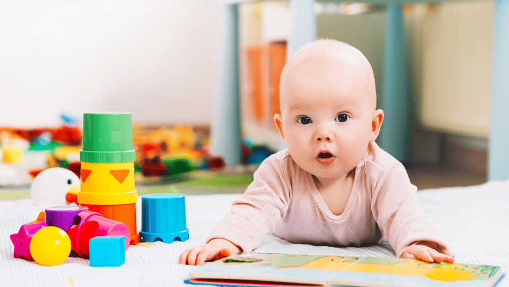 Pode ser tentador esperar até que surjam sinais claros de atraso na fala, mas a prevenção desde cedo é sempre a melhor abordagem. Mesmo que não haja indicações de atraso, criar um ambiente rico em estímulos linguísticos é benéfico.

A música, por exemplo, é uma ferramenta poderosa. Estudos mostram que o ritmo e a melodia podem melhorar a memória e a atenção, habilidades essenciais para a aquisição da linguagem. Toque músicas diversas e incentive o bebê a acompanhar o ritmo com palmas ou movimentos.

Outra estratégia eficaz é proporcionar experiências variadas que incentivem a curiosidade. Dessa forma, visitar lugares novos, como parques ou museus, oferece uma nova gama de palavras e conceitos, ampliando o repertório linguístico da criança.