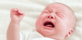 Refluxo em Bebês: Como Ajudar Seu Pequeno? Refluxo em bebês é a condição em que o conteúdo do estômago volta para o esôfago e, às vezes, para a boca do bebê. Isso ocorre porque o esfíncter esofágico inferior, uma espécie de "válvula" que separa o esôfago do estômago, ainda está em desenvolvimento e pode não se fechar adequadamente. Como resultado, o leite e os ácidos estomacais podem subir, causando desconforto. Essa condição é relativamente comum, afetando muitos bebês nos primeiros meses de vida. À medida que o sistema digestivo do bebê amadurece, o refluxo tende a diminuir e geralmente desaparece por volta dos 12 a 18 meses de idade.