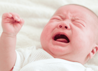 Refluxo em Bebês: Como Ajudar Seu Pequeno? Refluxo em bebês é a condição em que o conteúdo do estômago volta para o esôfago e, às vezes, para a boca do bebê. Isso ocorre porque o esfíncter esofágico inferior, uma espécie de "válvula" que separa o esôfago do estômago, ainda está em desenvolvimento e pode não se fechar adequadamente. Como resultado, o leite e os ácidos estomacais podem subir, causando desconforto. Essa condição é relativamente comum, afetando muitos bebês nos primeiros meses de vida. À medida que o sistema digestivo do bebê amadurece, o refluxo tende a diminuir e geralmente desaparece por volta dos 12 a 18 meses de idade.