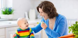 Papinha para Bebê – Nutrição e Sabor para os Pequenos Iniciar a introdução de papinhas na dieta do bebê é um passo essencial para o desenvolvimento. Entretanto, a maioria dos pediatras recomenda começar por volta dos 6 meses de idade. Nesta fase, os bebês geralmente são capazes de sentar-se com apoio e demonstram interesse pelos alimentos consumidos pelos pais.