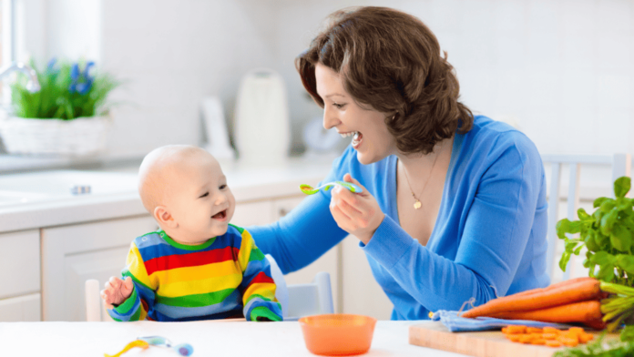 Iniciar a introdução de papinhas na dieta do bebê é um passo essencial para o desenvolvimento. Entretanto, a maioria dos pediatras recomenda começar por volta dos 6 meses de idade. Nesta fase, os bebês geralmente são capazes de sentar-se com apoio e demonstram interesse pelos alimentos consumidos pelos pais.