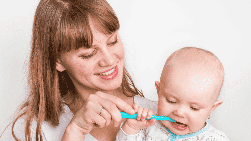 Escolher a pasta de dentes adequada é tão importante quanto escolher a escova.

Sendo assim, procure pastas de dentes infantis que contenham flúor, mas em baixas concentrações, especificamente formuladas para crianças.

Além disso, evite pastas com sabores muito adocicados, pois podem incentivar a ingestão da pasta. Pequenas quantidades de flúor ajudam a prevenir cáries, mas é importante ensinar o bebê a não engolir a pasta.

Converse com o pediatra ou dentista do seu bebê se tiver dúvidas sobre a escolha da pasta de dentes, para garantir que está a usar o produto mais seguro e eficaz para o seu pequeno.