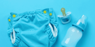 Assaduras em Bebês: Como Prevenir? Quando se trata de prevenir assaduras, a primeira decisão importante é a escolha da fralda. Fraldas de pano têm a vantagem de serem mais respiráveis do que as descartáveis. Isso permite que o ar circule melhor, reduzindo, assim, a umidade e o risco de irritação na pele sensível do bebê.