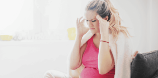 Como Lidar com Dores de Cabeça na Gravidez? Durante a gravidez, o corpo feminino experimenta inúmeras mudanças hormonais que podem desencadear dores de cabeça. O aumento nos níveis de estrogênio e progesterona, por exemplo, pode influenciar a frequência e a intensidade dessas dores. Além disso, o aumento do volume sanguíneo é outra razão que contribui para esse desconforto, uma vez que ele pode aumentar a pressão nos vasos sanguíneos.