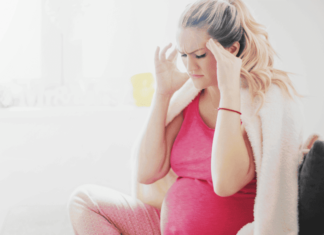 Como Lidar com Dores de Cabeça na Gravidez? Durante a gravidez, o corpo feminino experimenta inúmeras mudanças hormonais que podem desencadear dores de cabeça. O aumento nos níveis de estrogênio e progesterona, por exemplo, pode influenciar a frequência e a intensidade dessas dores. Além disso, o aumento do volume sanguíneo é outra razão que contribui para esse desconforto, uma vez que ele pode aumentar a pressão nos vasos sanguíneos.