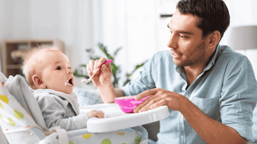 O apoio paterno também é crucial para a saúde e bem-estar das mães. Dessa forma, quando os pais partilham as responsabilidades, as mães têm mais tempo para cuidar de si mesmas e recuperar do parto.

Sendo assim, esta parceria promove um ambiente familiar equilibrado e harmonioso. O apoio emocional e prático do pai é essencial para que as mães se sintam valorizadas e compreendidas.

Este apoio não só fortalece a relação do casal, como também permite que ambos se envolvam plenamente na criação dos filhos.

Além disso, quando as mães se sentem apoiadas, é mais provável que criem um ambiente positivo e estimulante para o desenvolvimento do bebê.