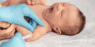 Vacina BCG – O Que Toda Mãe Precisa Saber A vacina BCG, ou Bacilo de Calmette-Guérin, é uma das primeiras vacinas administradas ao recém-nascido. Ela é conhecida principalmente por proteger contra formas graves de tuberculose, incluindo meningite tuberculosa e tuberculose miliar. A tuberculose ainda é uma ameaça significativa em várias partes do mundo, e, por isso, a BCG é uma das melhores defesas que temos contra a forma grave desta doença. Desde a sua introdução em 1921, a vacina BCG tem sido amplamente utilizada em países onde a tuberculose é prevalente. No Brasil, a BCG é parte do calendário básico de vacinação, sendo crucial para a saúde pública e pessoal do bebê. A proteção que ela oferece se torna um alicerce na saúde da criança, garantindo, assim, uma base sólida para o futuro do seu bebê.