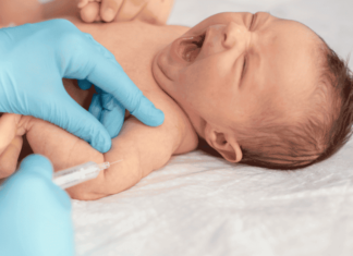 Vacina BCG – O Que Toda Mãe Precisa Saber A vacina BCG, ou Bacilo de Calmette-Guérin, é uma das primeiras vacinas administradas ao recém-nascido. Ela é conhecida principalmente por proteger contra formas graves de tuberculose, incluindo meningite tuberculosa e tuberculose miliar. A tuberculose ainda é uma ameaça significativa em várias partes do mundo, e, por isso, a BCG é uma das melhores defesas que temos contra a forma grave desta doença. Desde a sua introdução em 1921, a vacina BCG tem sido amplamente utilizada em países onde a tuberculose é prevalente. No Brasil, a BCG é parte do calendário básico de vacinação, sendo crucial para a saúde pública e pessoal do bebê. A proteção que ela oferece se torna um alicerce na saúde da criança, garantindo, assim, uma base sólida para o futuro do seu bebê.