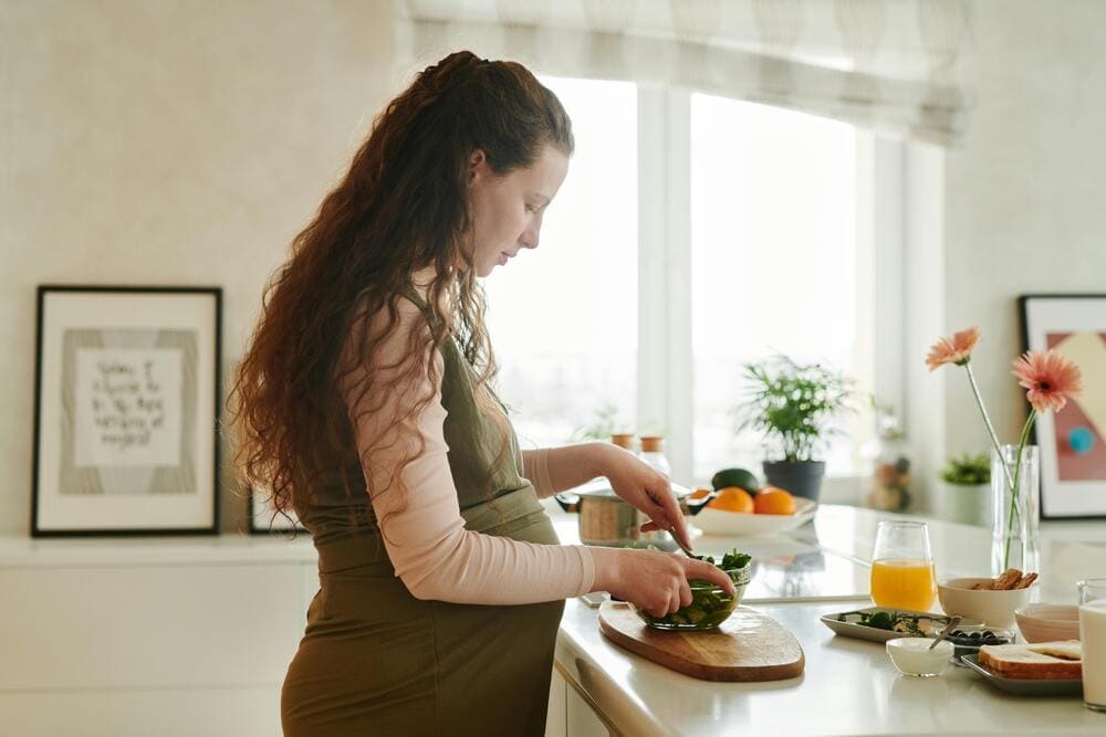 Frutas e vegetais frescos são ricos em vitaminas e fibras. Frutas como laranja e banana fornecem vitamina C e potássio, respectivamente.