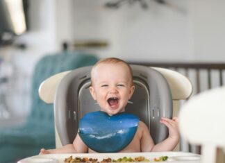 Introdução Alimentar aos 6 Meses A introdução alimentar é um marco emocionante no desenvolvimento do seu bebê, uma jornada que se inicia aos seis meses de idade. Este é um momento crucial não apenas para o crescimento físico, mas também para a formação de hábitos alimentares saudáveis que irão durar a vida toda