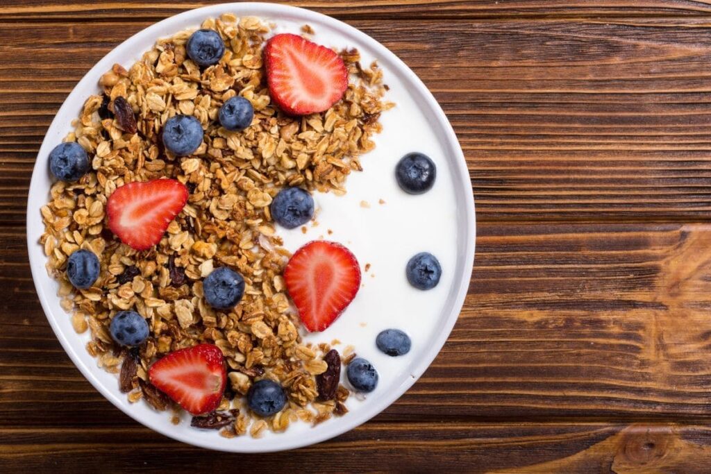 Uma combinação simples e deliciosa, iogurte natural com frutas frescas e granola é perfeito para aumentar os níveis de cálcio, essenciais para a formação dos ossos do bebê. Adicione frutas como morangos ou banana para uma dose extra de fibras e antioxidantes, e escolha uma granola sem açúcar para maximizar os benefícios.